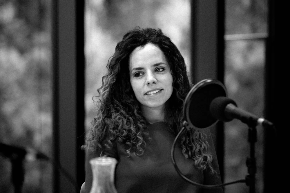 Alena Jabarine liesst aus ihrem Buch